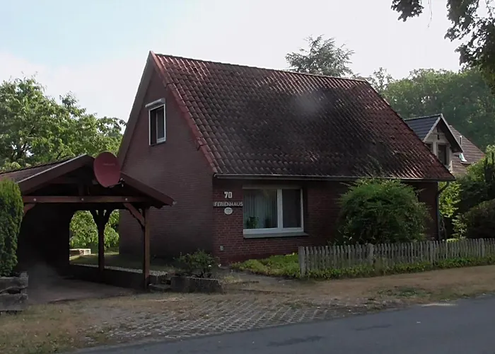 Mit Ueberdachter Terrasse Und Carport 別荘