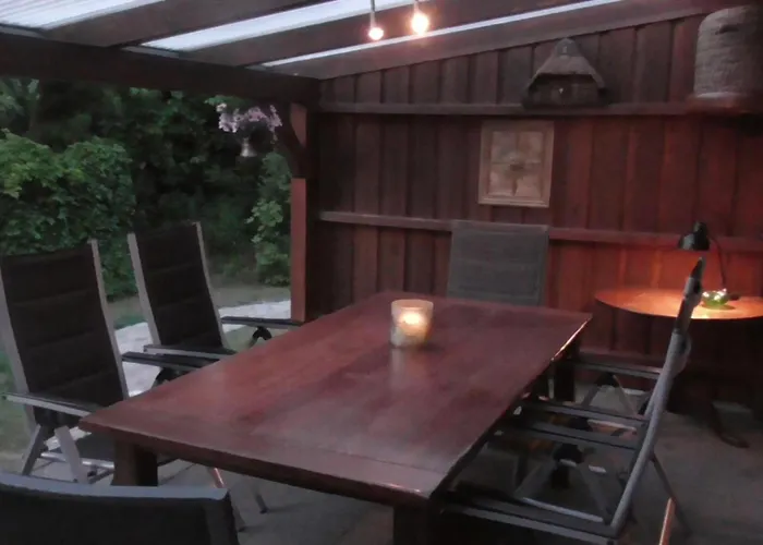 Mit Ueberdachter Terrasse Und Carport 別荘 *