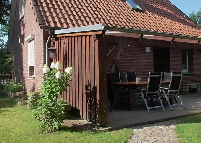 Mit Ueberdachter Terrasse Und Carport *