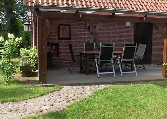 別荘 Mit Ueberdachter Terrasse Und Carport ヴァルスローデ